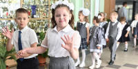 «Спала с рюкзаком»: первоклашка исполнила мечту и отправились в современную школу - Regions.Ru